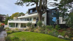 Luxury Lakeside House